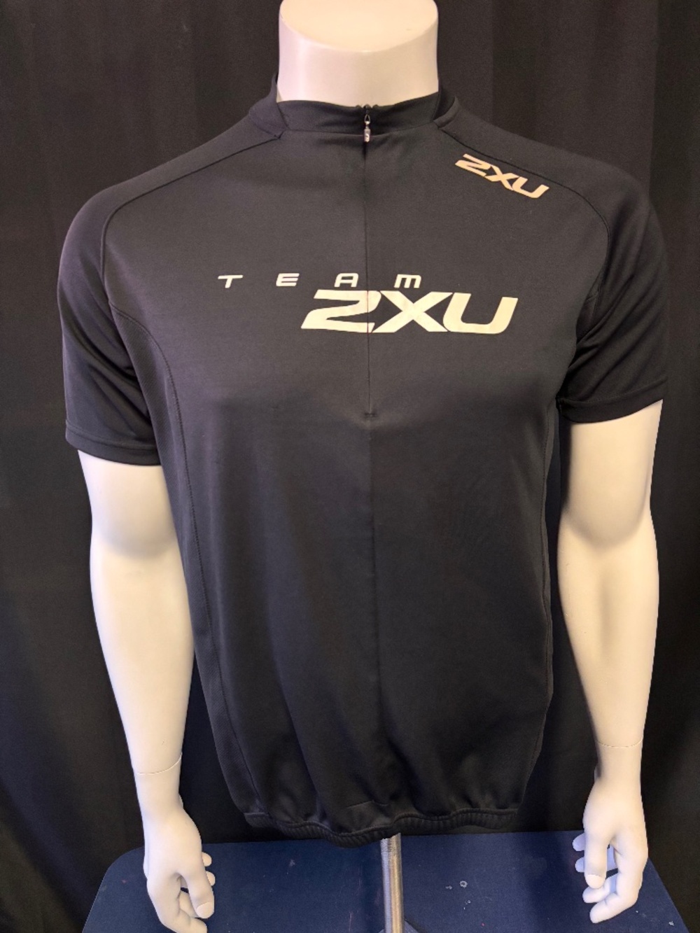 Nice mens XL 2XU cycling jersey